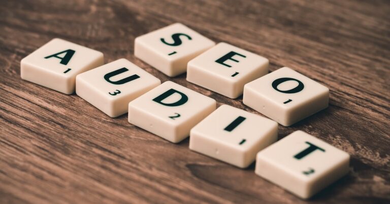 Lettres SEO AUDIT sur une table en bois