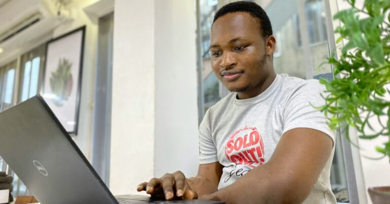 Rédacteur béninois devant son ordinateur portable