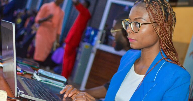 Rédactrice africaine devant son ordinateur portable